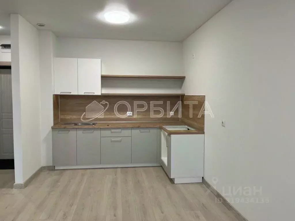 3-к кв. Тюменская область, Тюмень ул. Сергея Свиридова, 5 (65.4 м) - Фото 0