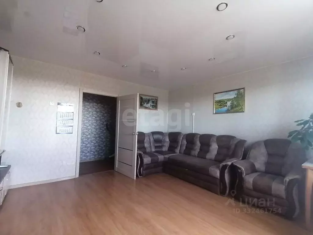 3-к кв. Псковская область, Остров ул. Карла Маркса, 27 (70.2 м) - Фото 1
