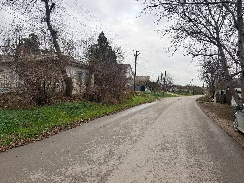 Дом в Крым, Кировский район, Первомайское с/пос, с. Изюмовка ул. ... - Фото 1