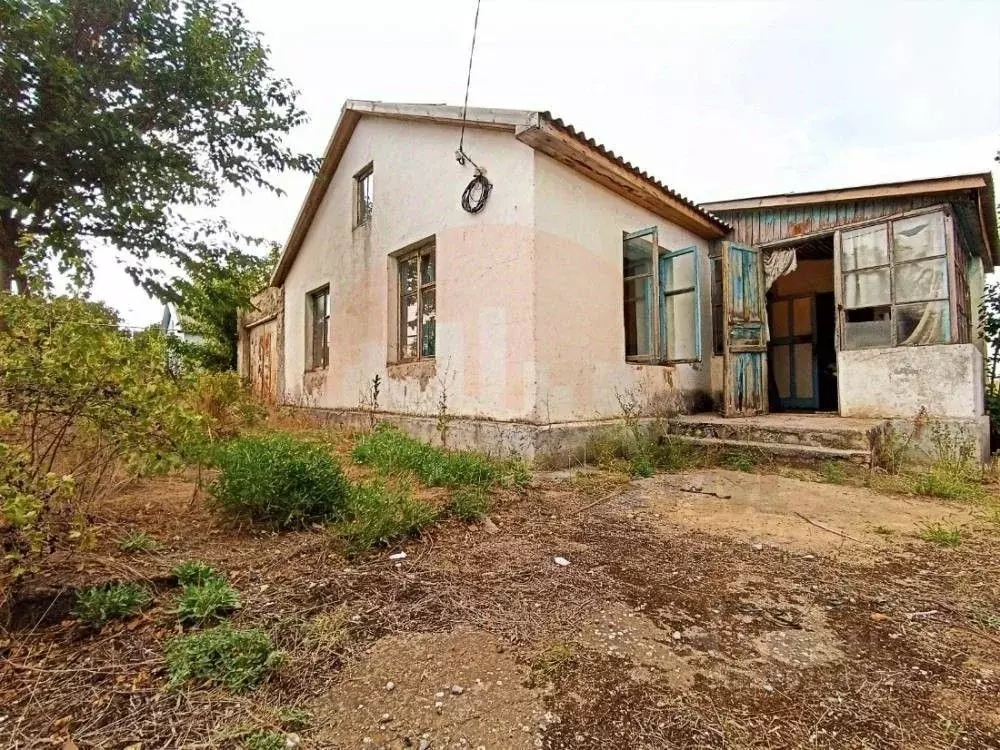 Дом в Крым, Сакский район, Митяевское с/пос, с. Листовое ул. ... - Фото 1