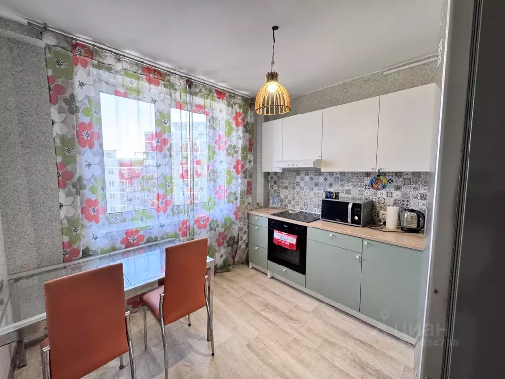 2-к кв. Омская область, Омск ул. Б.Г. Шаронова, 23 (60.0 м) - Фото 0