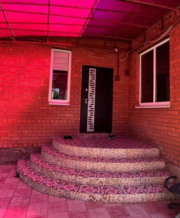 Дом в Астраханская область, Володарский район, с. Козлово Октябрьская ... - Фото 1