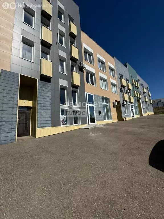 3-комнатная квартира: Октябрьский, улица Рахимьяна Насырова, 4 (78 м) - Фото 1