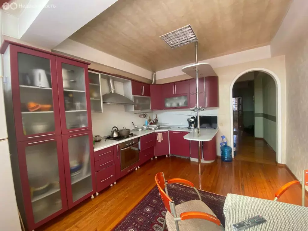 4-комнатная квартира: Махачкала, улица Магомеда Ярагского, 76Б (150 м) - Фото 1