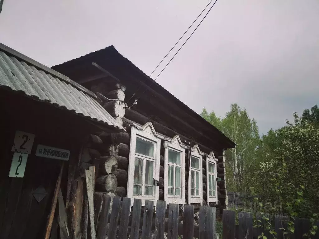 Дом в Свердловская область, Ревда ул. Медеплавильщиков (30 м) - Фото 0