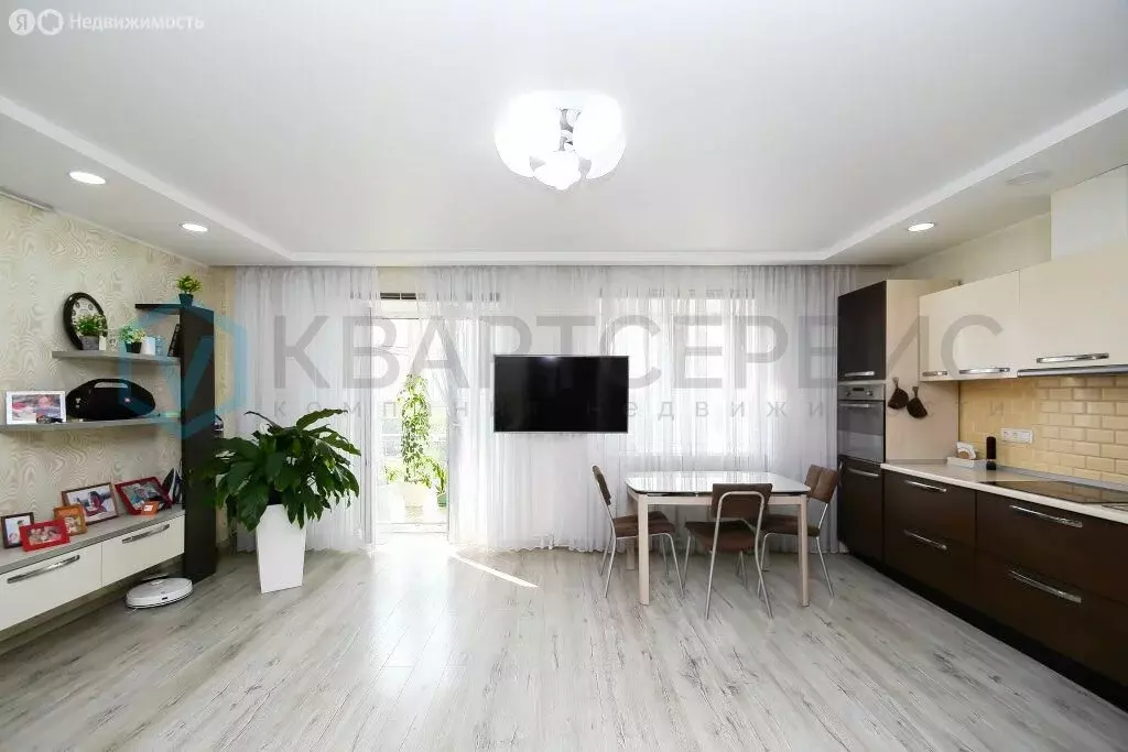 3-комнатная квартира: Омск, улица Дмитриева, 20 (82 м) - Фото 0