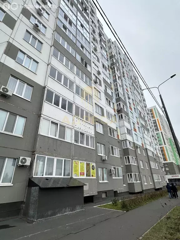 2-комнатная квартира: Оренбург, улица Братьев Хусаиновых, 8 (59.6 м) - Фото 0