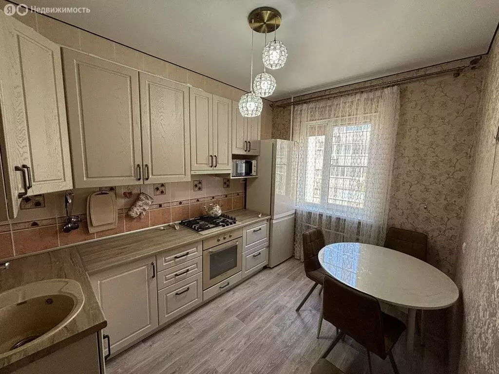 3-комнатная квартира: Астрахань, улица Сен-Симона, 42к2 (74.9 м) - Фото 1