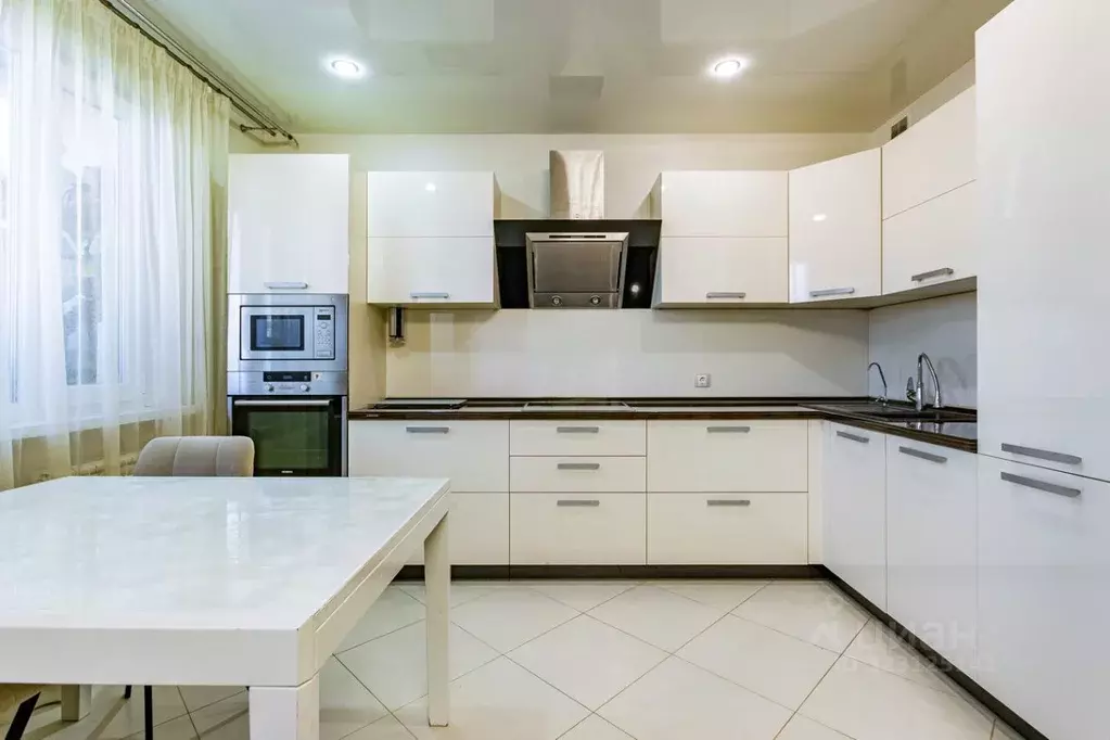 3-к кв. Свердловская область, Екатеринбург ул. Родонитовая, 2к2 (62.7 ... - Фото 1