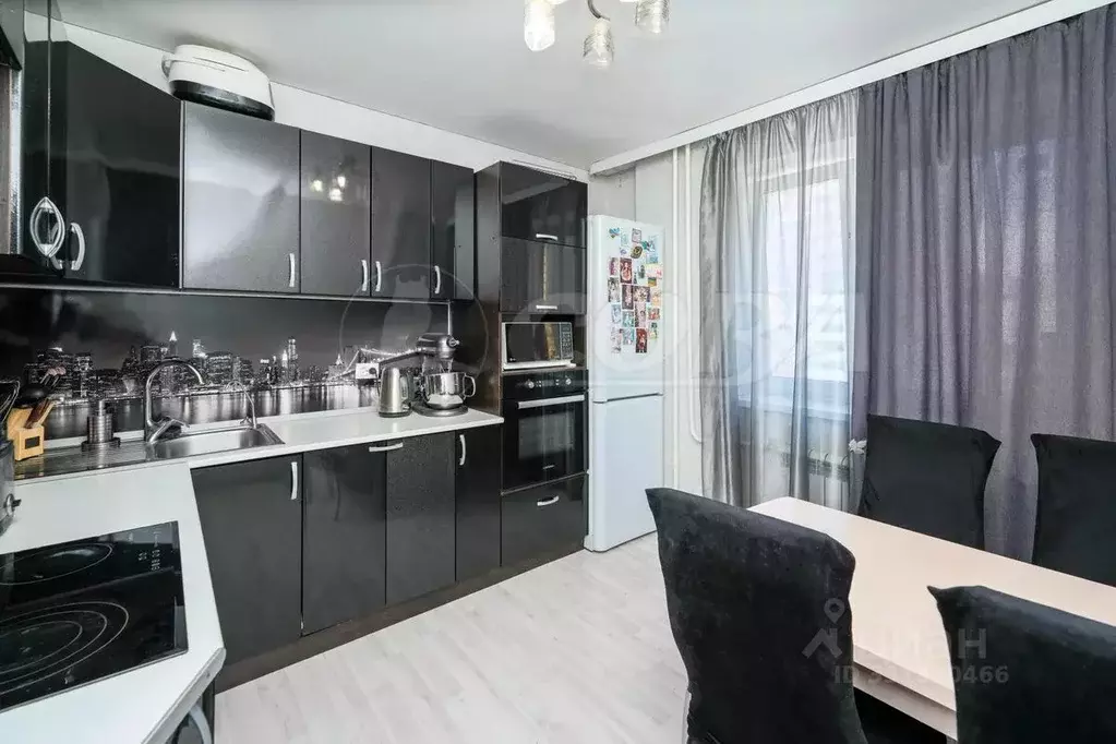 2-к кв. Тюменская область, Тюмень ул. Арктическая, 1к1 (52.9 м) - Фото 1