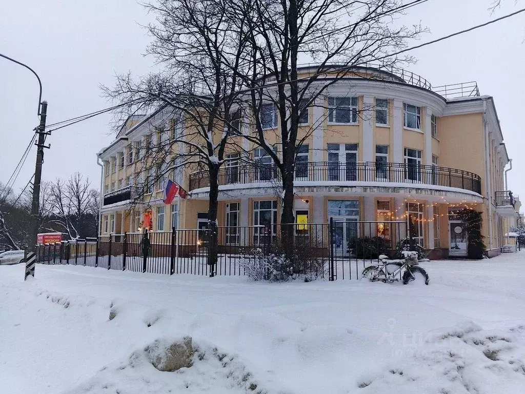 Торговая площадь в Санкт-Петербург, Санкт-Петербург, Петергоф ... - Фото 1