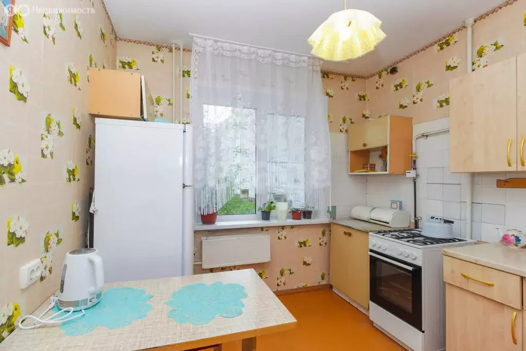 3-комнатная квартира: Омск, улица 70 лет Октября, 12 (63.2 м) - Фото 1