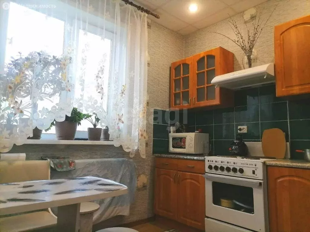 3-комнатная квартира: Николаевск-на-Амуре, улица Горького, 33 (69 м) - Фото 0