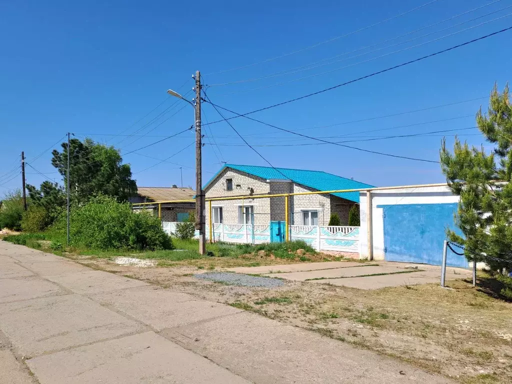 Дом в Волгоградская область, Среднеахтубинский район, ... - Фото 1