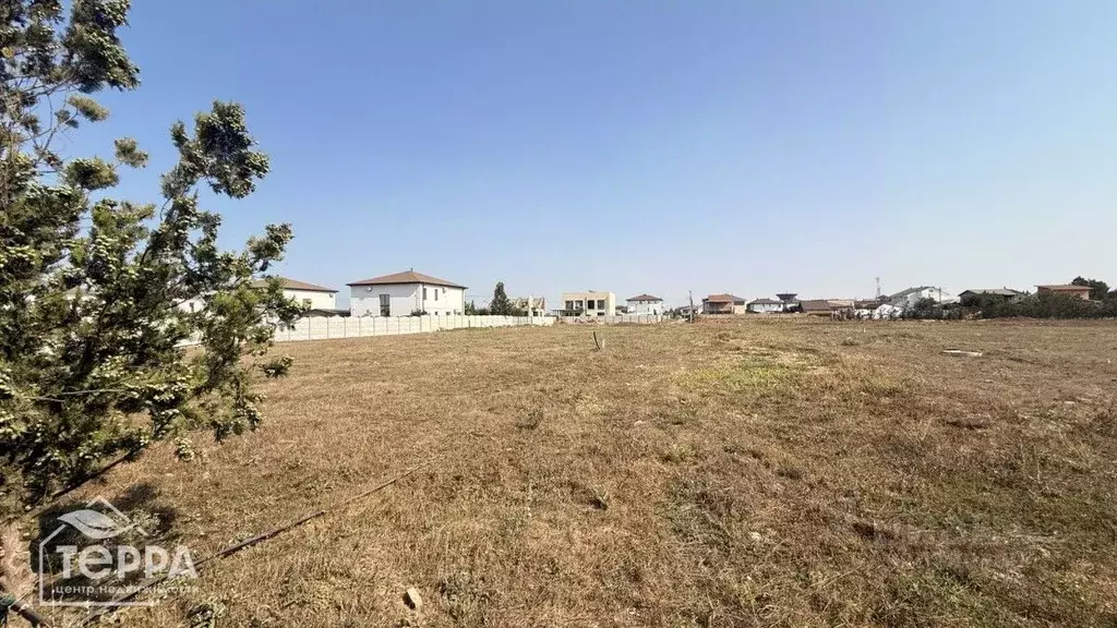 Участок в Крым, Сакский район, с. Уютное ул. Садовая (6.0 сот.) - Фото 0