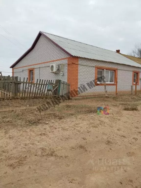 Дом в Калмыкия, Юстинский район, пос. Эрдниевский ул. Т. Хахлыновой, 2 ... - Фото 0