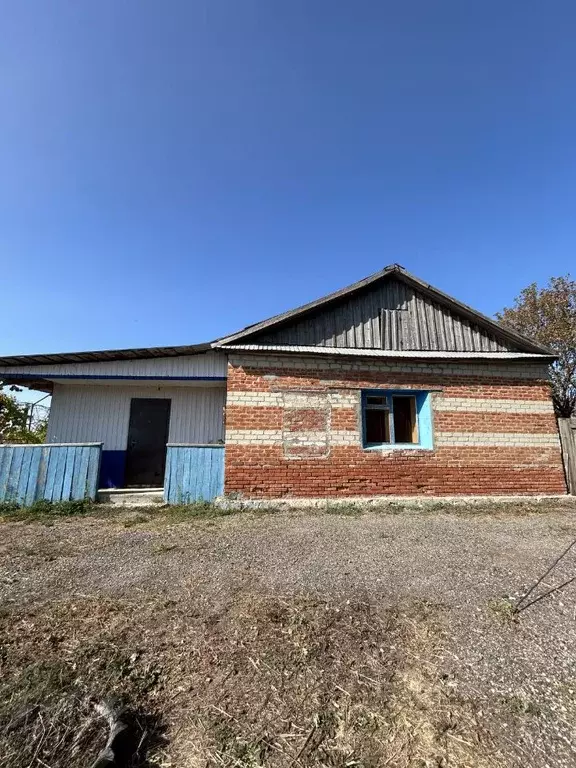 Дом в Саратовская область, Красноармейский район, Карамышское ... - Фото 1