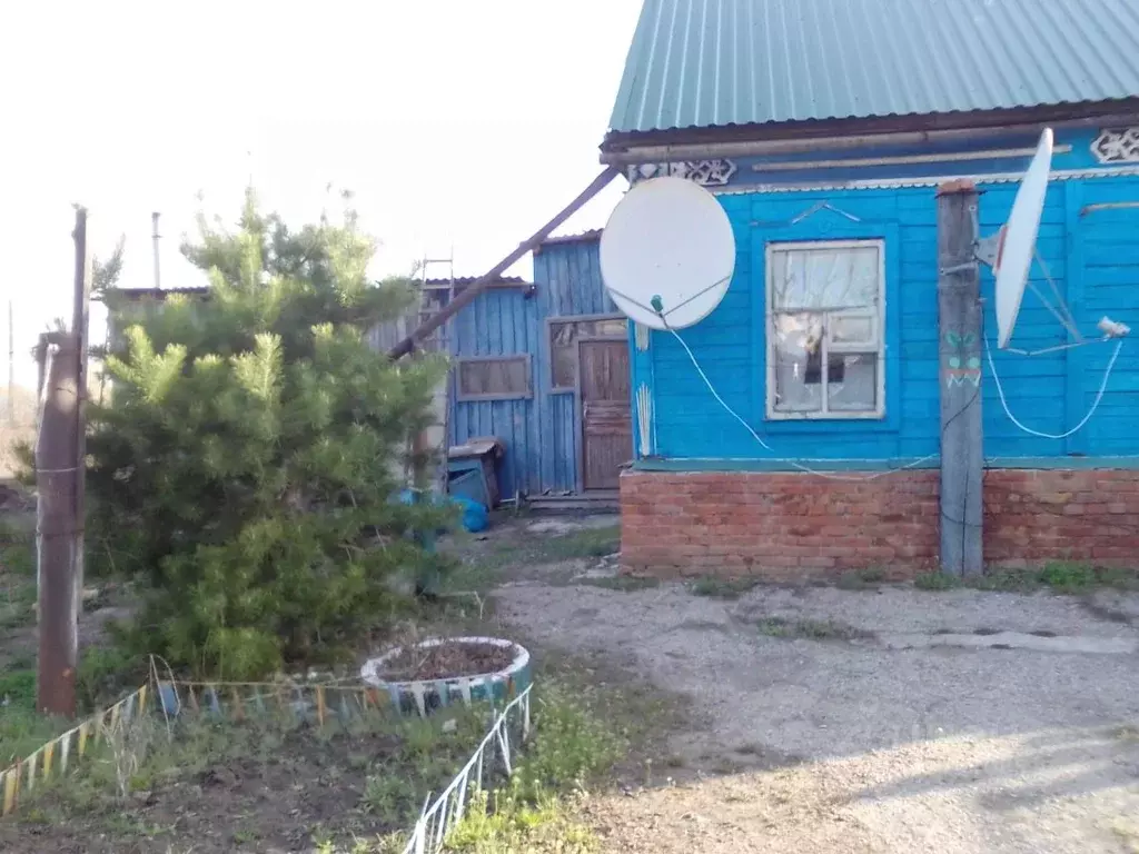 Дом в Саратовская область, Красноармейский район, Карамышское ... - Фото 1
