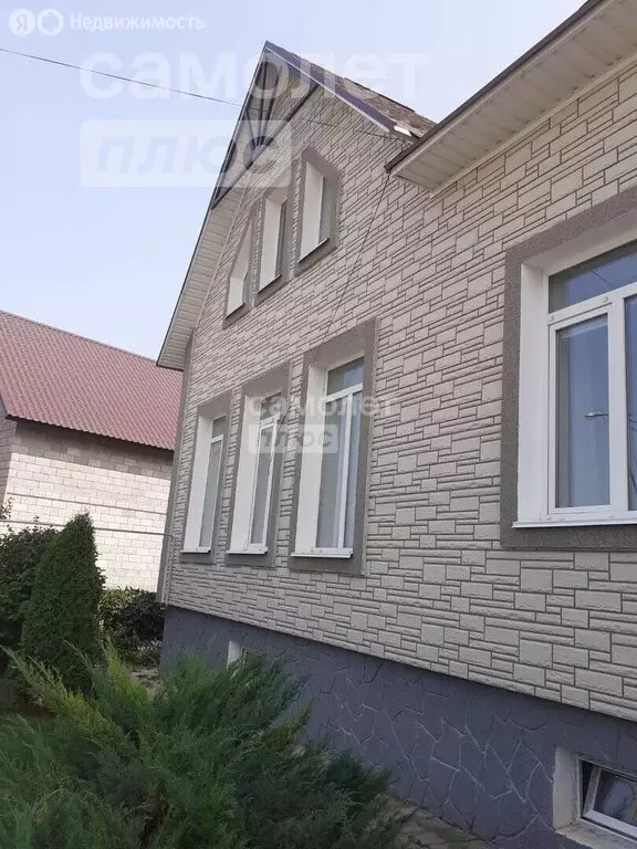 Дом в Октябрьский, улица Гатиятуллина, 62 (200 м) - Фото 1