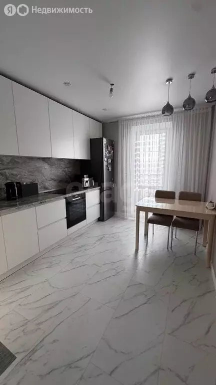 3-комнатная квартира: Альметьевск, микрорайон Алсу, улица Рината ... - Фото 1