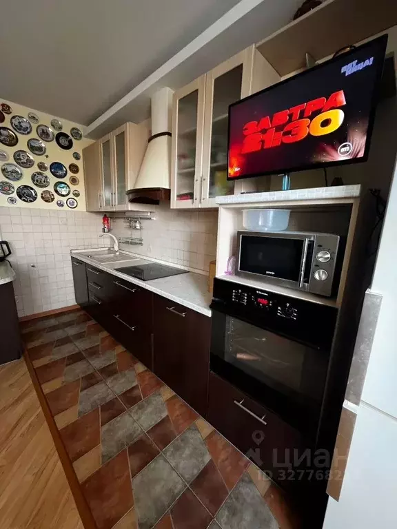 3-к кв. Омская область, Омск ул. 7-я Линия, 190 (82.0 м) - Фото 1