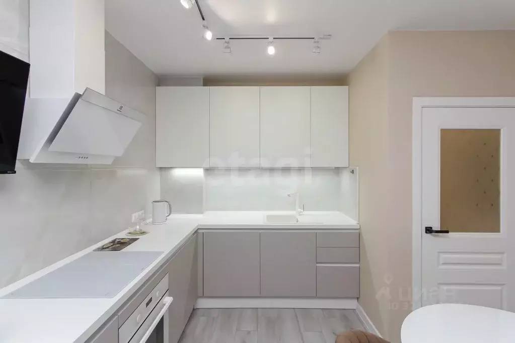 3-к кв. Тюменская область, Тюмень ул. Бакинских Комиссаров, 1 (75.9 м) - Фото 1