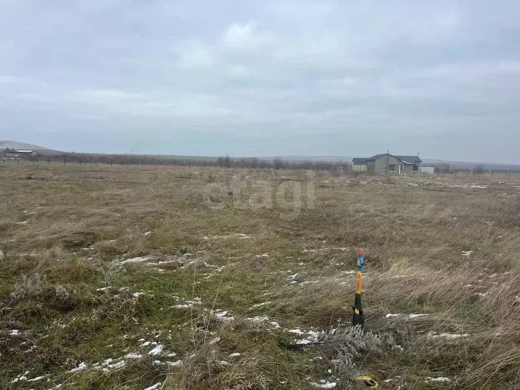 Участок в Крым, Кировский район, Первомайское с/пос, с. Отважное ул. ... - Фото 1