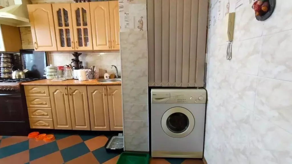 3-к кв. Омская область, Омск просп. Комарова, 1 (63.3 м) - Фото 0