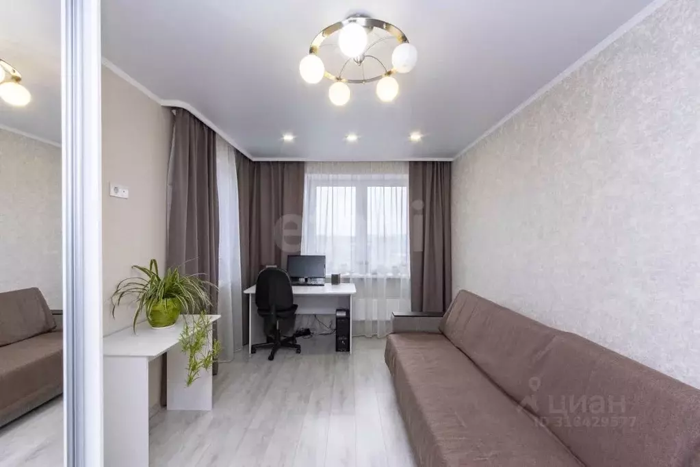 2-к кв. Тюменская область, Тюмень ул. Тимофея Чаркова, 28 (52.4 м) - Фото 0