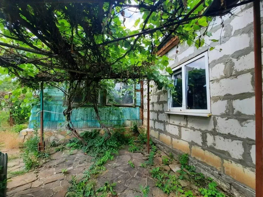 Дом в Ростовская область, Донецк ул. Артема (100 м) - Фото 1