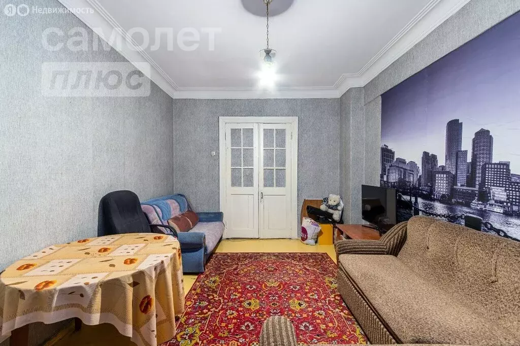 3-комнатная квартира: Омск, улица 10 лет Октября, 187 (69.5 м) - Фото 0