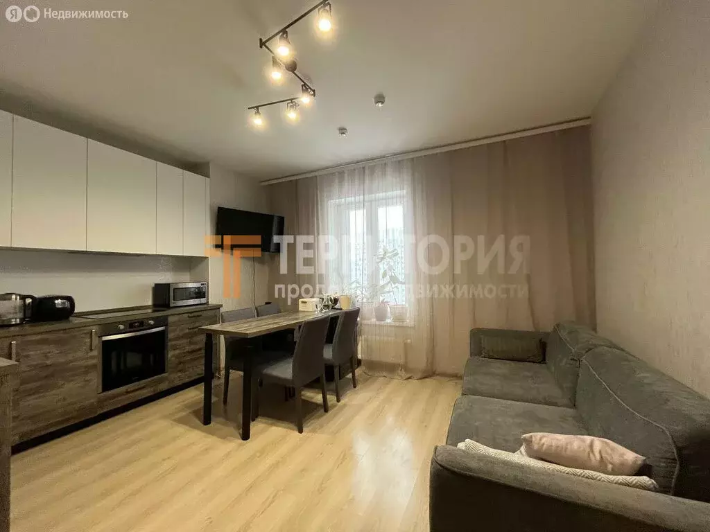 3-комнатная квартира: Пермь, улица Революции, 52В (69.9 м) - Фото 1