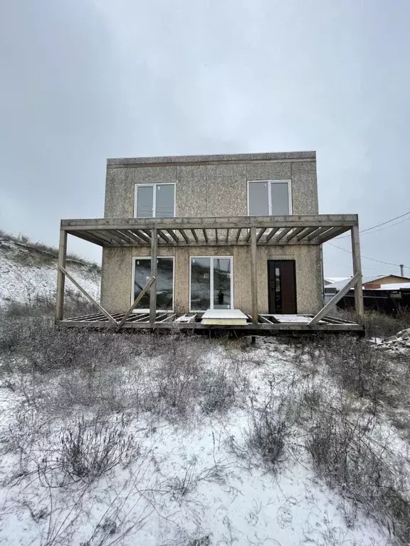 Дом в Саратовская область, пос. Тепличный ул. Подгорная (160 м) - Фото 1