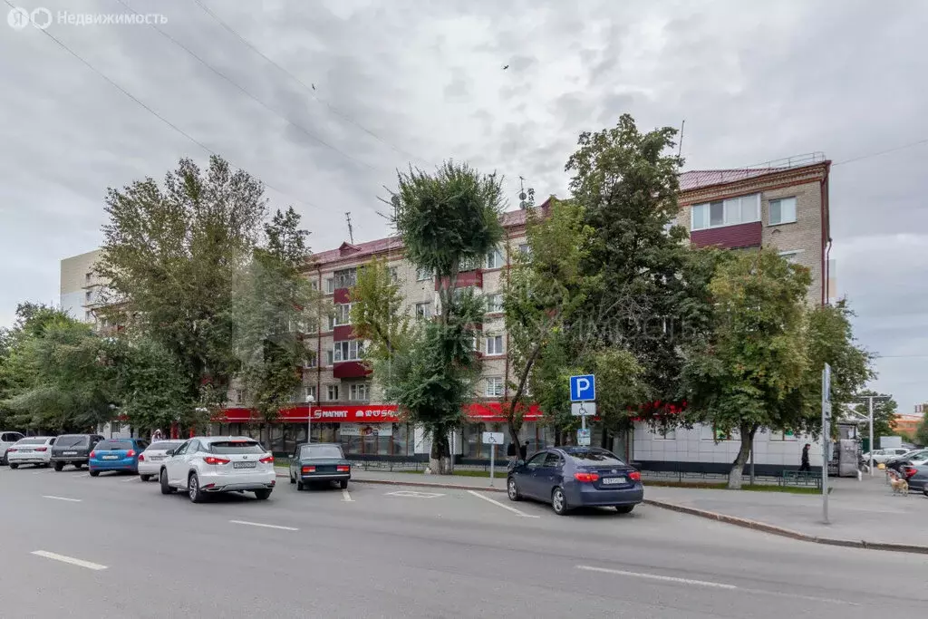 3-комнатная квартира: Тюмень, улица Луначарского, 9 (55 м) - Фото 1