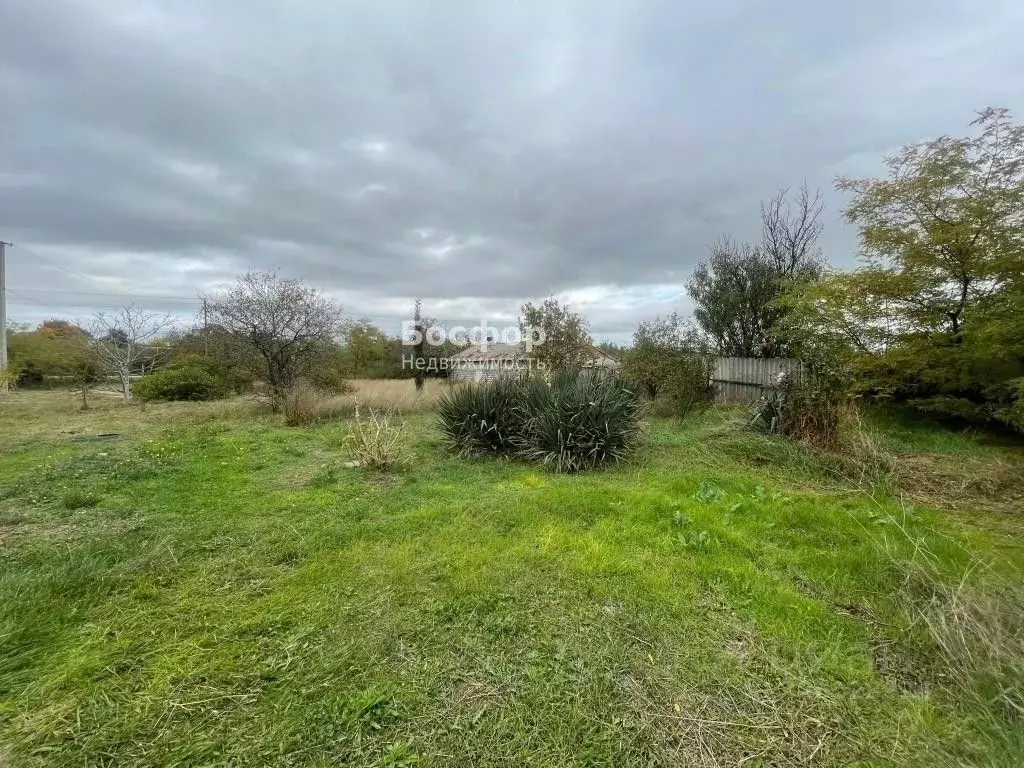 Участок в Крым, Кировский район, Первомайское с/пос, с. Отважное ул. ... - Фото 1