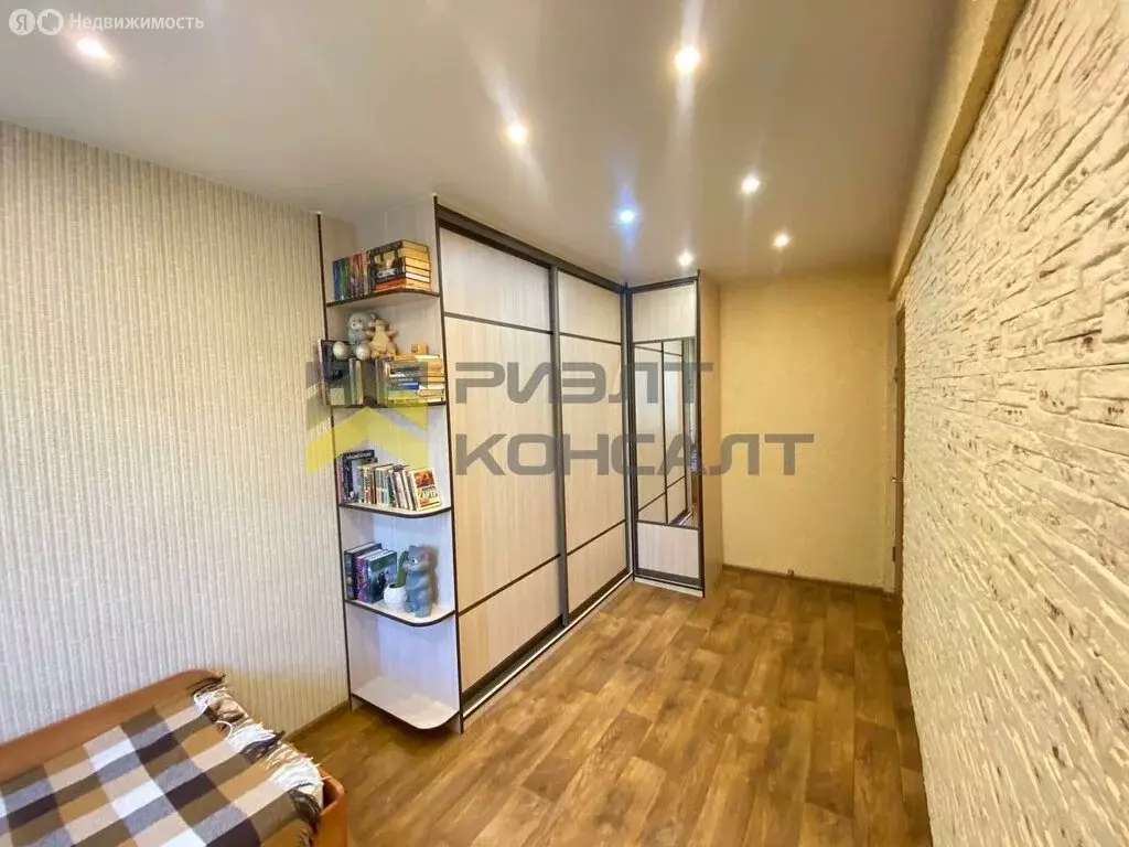 3-комнатная квартира: Омск, улица Попова, 3 (62 м) - Фото 0
