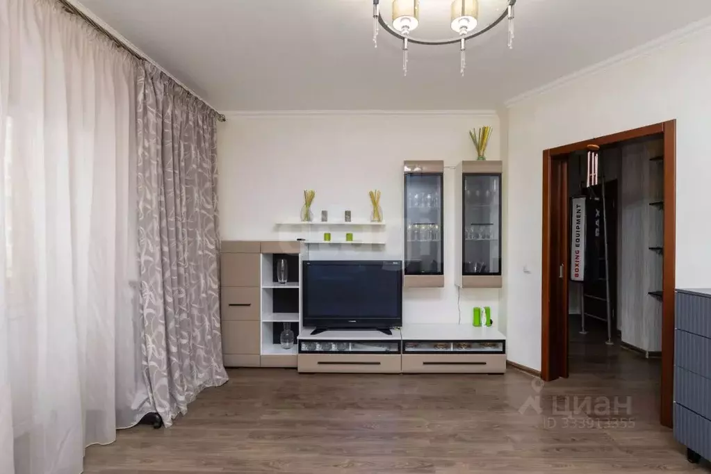 3-к кв. Тюменская область, Тюмень ул. Дружбы, 75 (99.2 м) - Фото 1