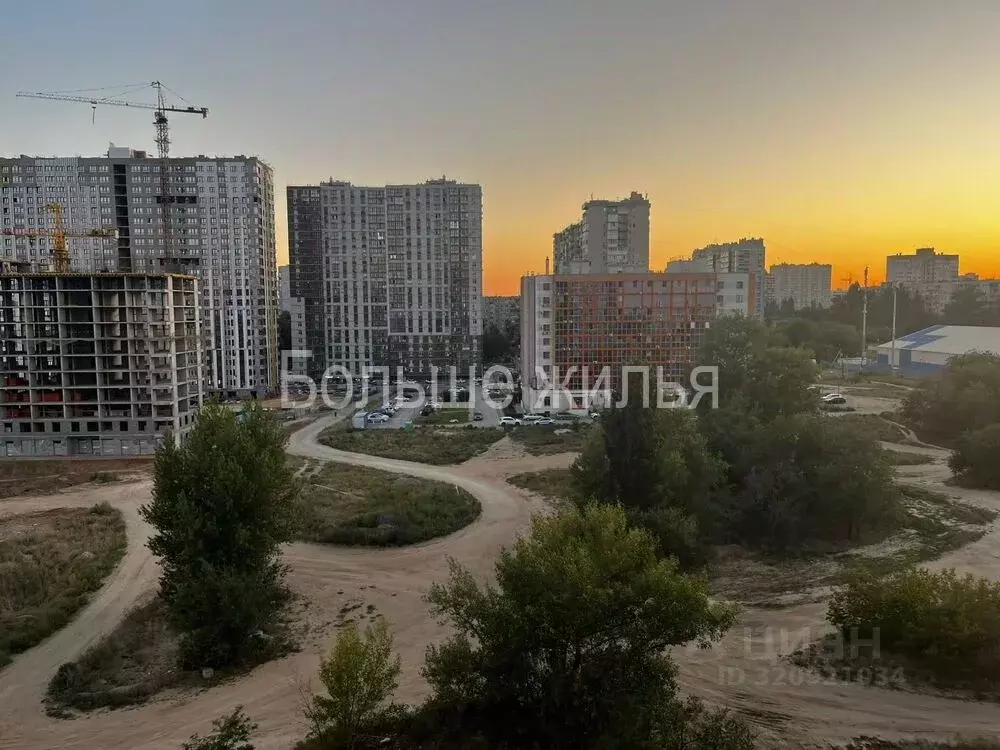 2-к кв. Волгоградская область, Волгоград ул. 8-й Воздушной Армии, 10а ... - Фото 0