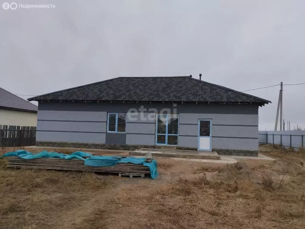 Дом в Усть-Абаканский район, посёлок Тепличный (100 м) - Фото 0
