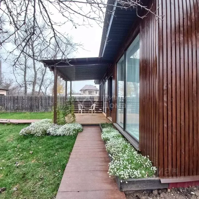 Дом в Волгоградская область, Волжский Дружба СНТ, ул. Вишневая (101 м) - Фото 1