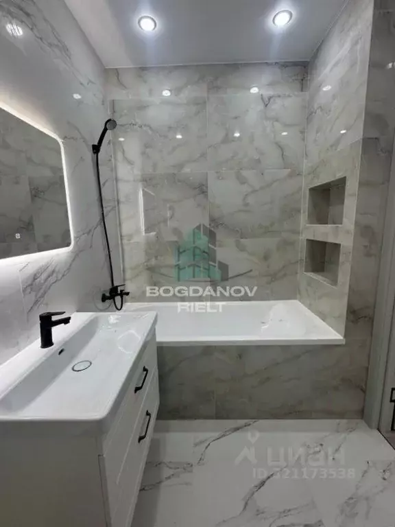 2-к кв. Омская область, Омск ул. Владимира Жоги, 1 (66.0 м) - Фото 1