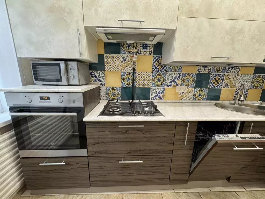 3-к. квартира, 60 м, 1/1 эт. - Фото 0