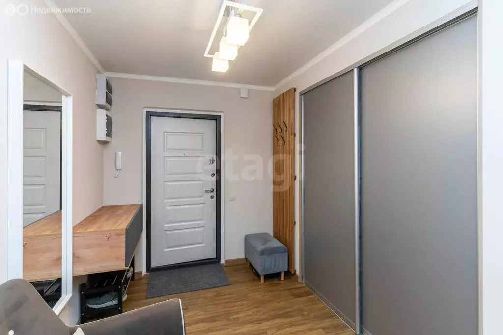 2-комнатная квартира: Тюмень, улица Павла Шарова, 3 (67 м) - Фото 1