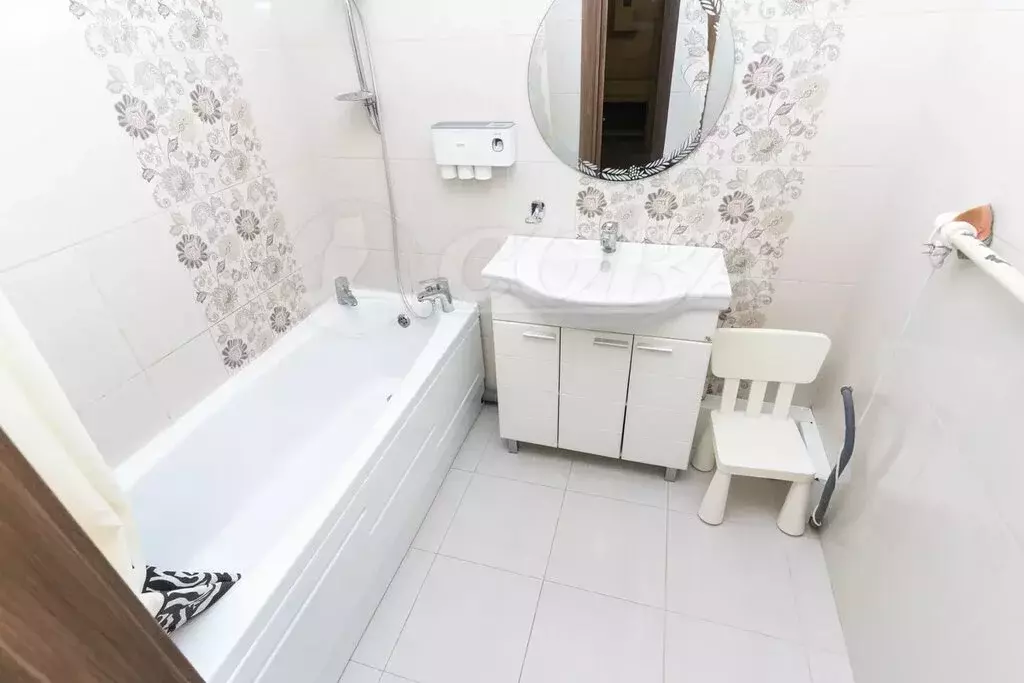 2-комнатная квартира: Тюмень, улица Прокопия Артамонова, 6к1 (59.7 м) - Фото 1