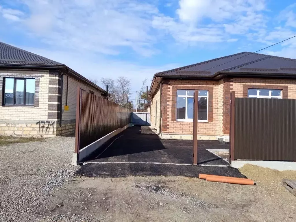 Дом в Ставропольский край, Михайловск Шпаковский район, ул. Александра ... - Фото 1