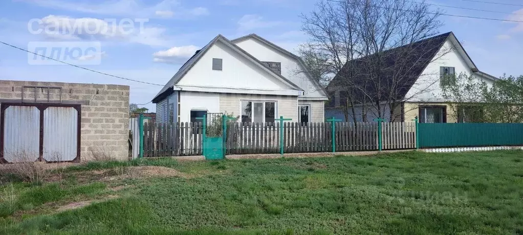 Дом в Оренбургская область, с. Беляевка ул. Братьев Стародубцевых, 51 ... - Фото 0