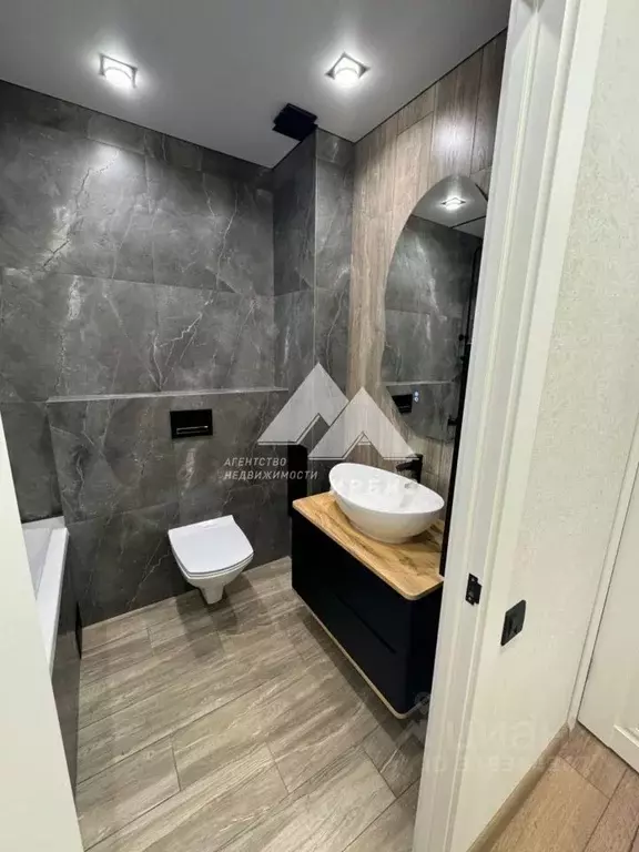 2-к кв. Алтайский край, Барнаул ул. Имени В.Т. Христенко, 3 (38.6 м) - Фото 0