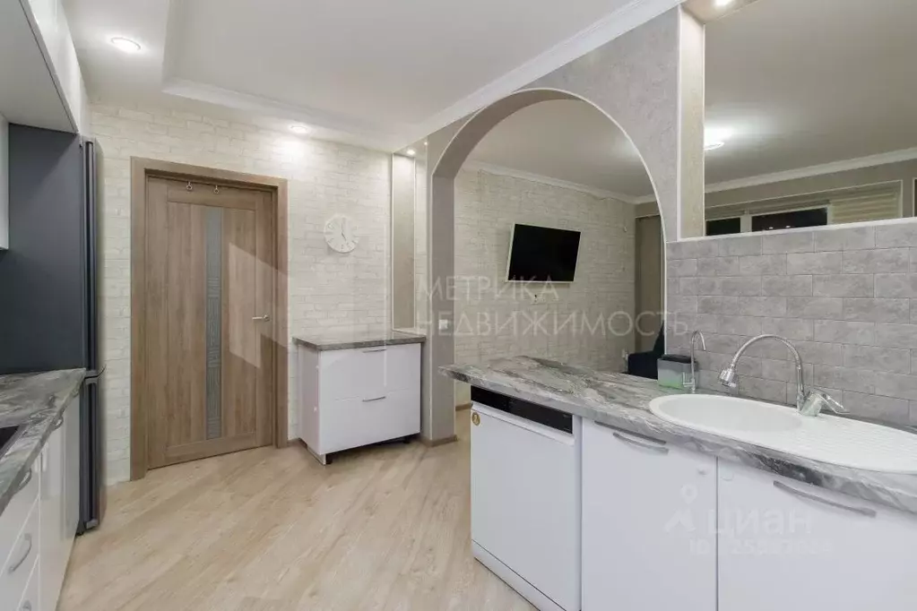 2-к кв. Тюменская область, Тюмень ул. Федюнинского, 58к1 (58.8 м) - Фото 1