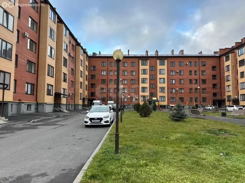 3-комнатная квартира: Владикавказ, улица Билара Кабалоева, 1 (87 м) - Фото 1