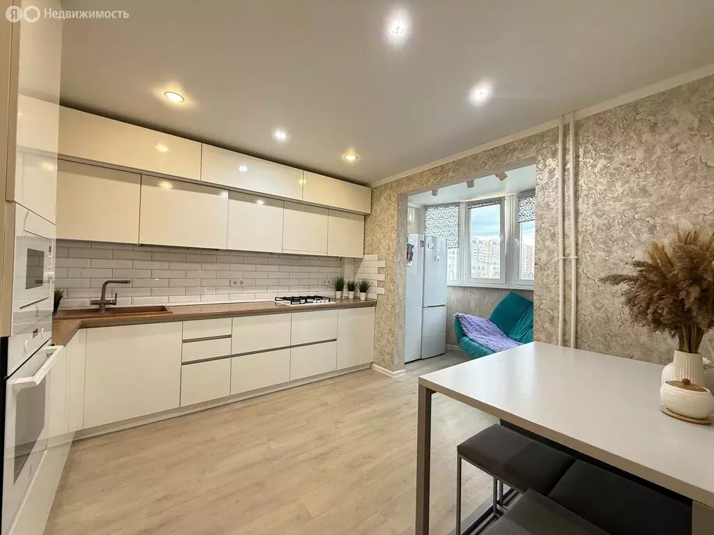 3-комнатная квартира: Саратов, улица имени Н.В. Кузнецова, 7 (79.1 м) - Фото 1